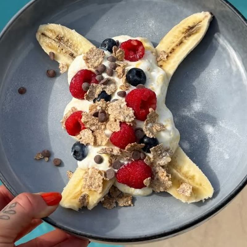 Bananensplit mit Beeren und Joghurt