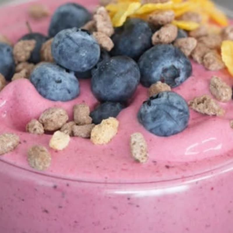 Pinke Smoothie-Bowl mit Blaubeeren