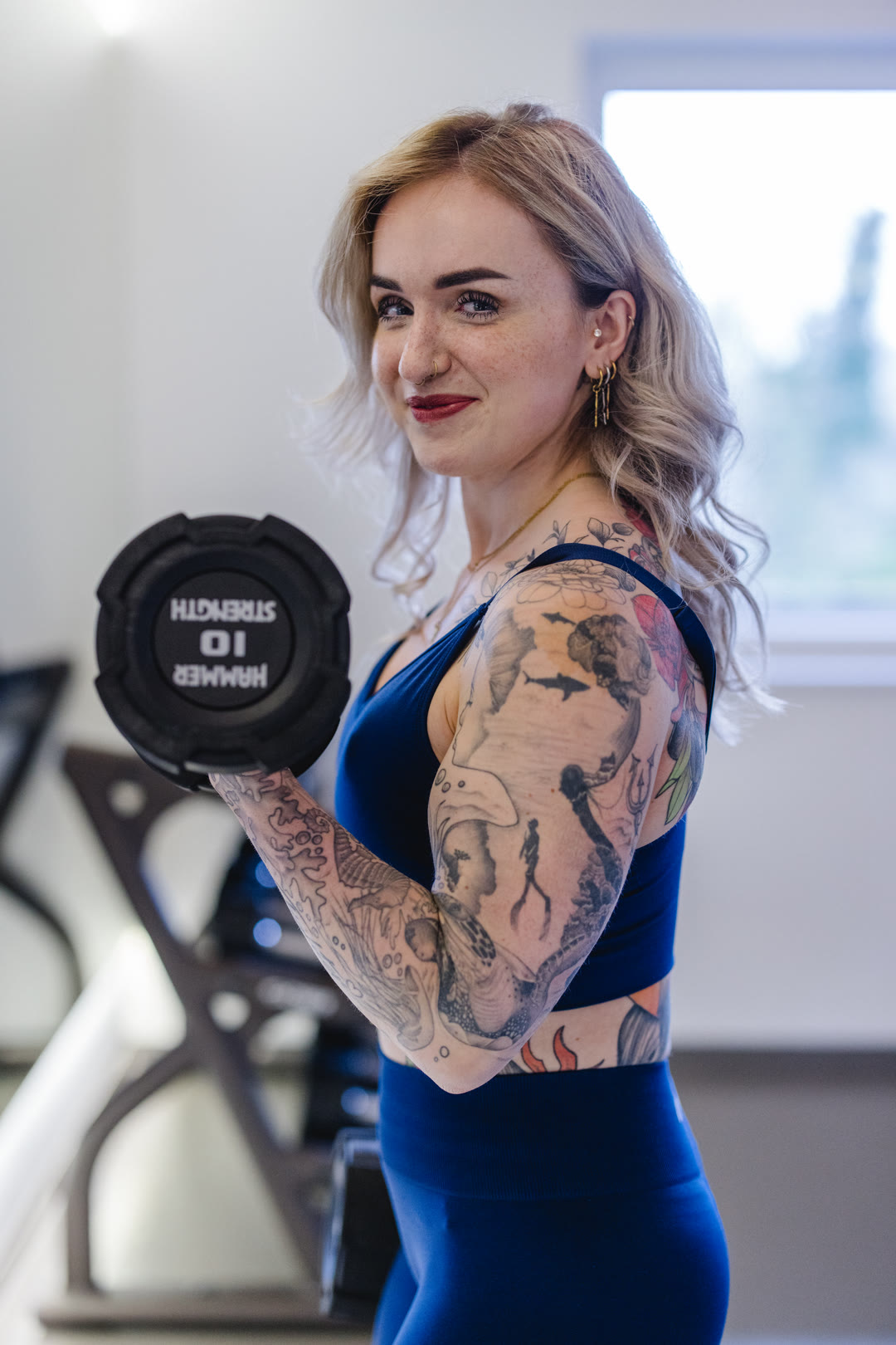Sarah beim Bizeps-Curl mit Kurzhantel